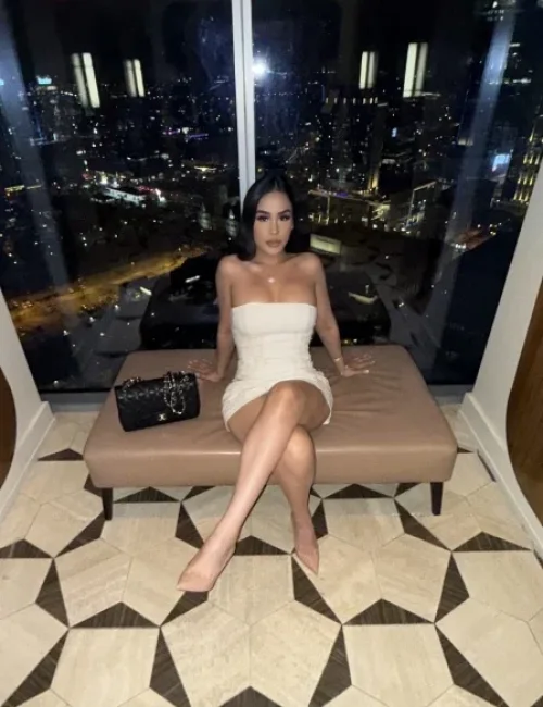 Emiliana photo 12, european, average, black hair, 170 cm, 68 kg, Large bust, Hong Kong
