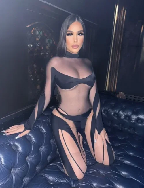 Emiliana photo 15, european, average, black hair, 170 cm, 68 kg, Large bust, Hong Kong