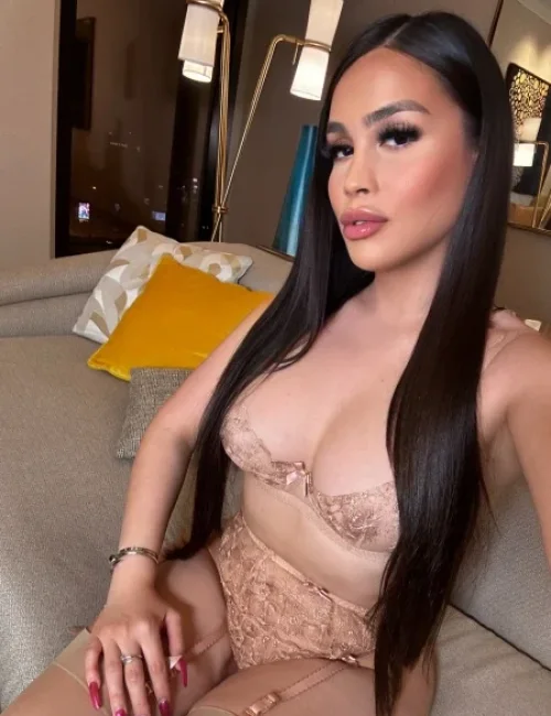 Emiliana photo 2, european, average, black hair, 170 cm, 68 kg, Large bust, Hong Kong