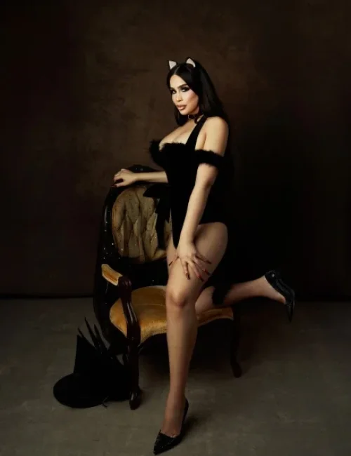 Emiliana photo 22, european, average, black hair, 170 cm, 68 kg, Large bust, Hong Kong