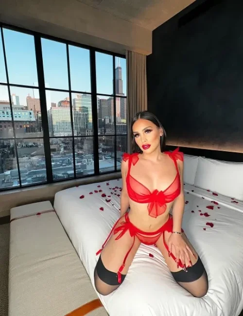 Emiliana photo 58, european, average, black hair, 170 cm, 68 kg, Large bust, Hong Kong