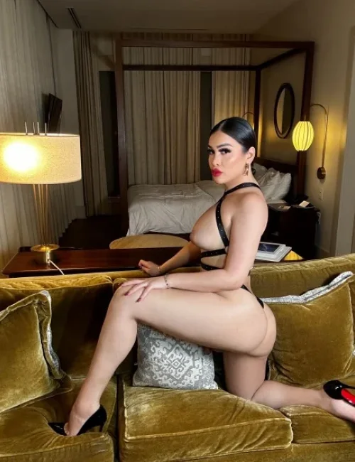 Emiliana photo 77, european, average, black hair, 170 cm, 68 kg, Large bust, Hong Kong