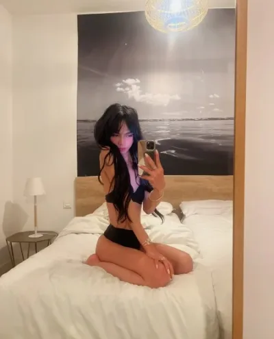 Louisa photo 1, asian, slim, black hair, 164 cm, 45 kg, Small bust, Hong Kong