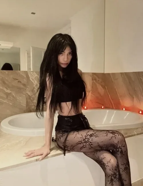 Louisa photo 5, asian, slim, black hair, 164 cm, 45 kg, Small bust, Hong Kong
